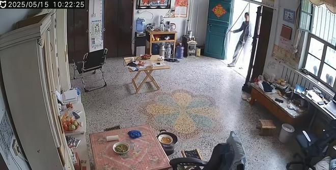 秘密老公却声称是误会网友表示：教教我K8凯发·国际网站女子在监控发现老公(图2)